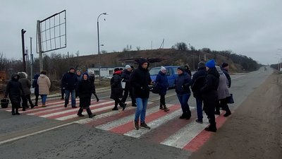 Між Черніговом і Новоселівкою близько 20 людей перекрили дорогу: що вимагають
