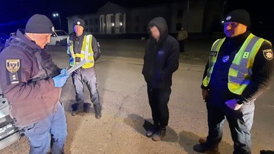 Знайшли згортки та переписку: у Прилуках на Чернігівщині затримали жителя Сумщини, якого підозрюють у збуті наркотиків