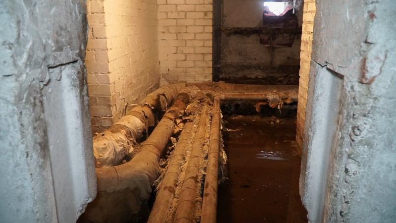 У мікрорайоні Масани в Чернігові ґрунтові води затоплюють підвал-укриття: що кажуть мешканці та комунальники