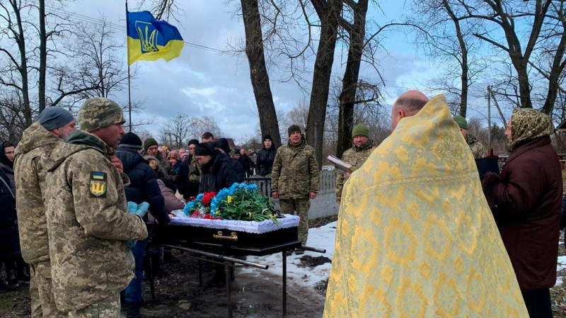 На Чернігівщині попрощалися із загиблим командиром аеромобільного відділення Дмитром Дубком