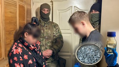 Чернігівця підозрюють у незаконному придбанні та зберіганні психотропів й наркотиків
