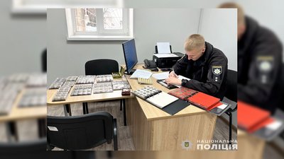 На Чернігівщині правоохоронці затримали двох чоловіків, яких підозрюють у викраденні колекційних монет
