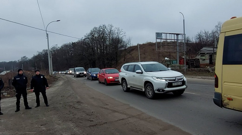 Між Черніговом і Новоселівкою близько 20 людей перекрили дорогу: що вимагають