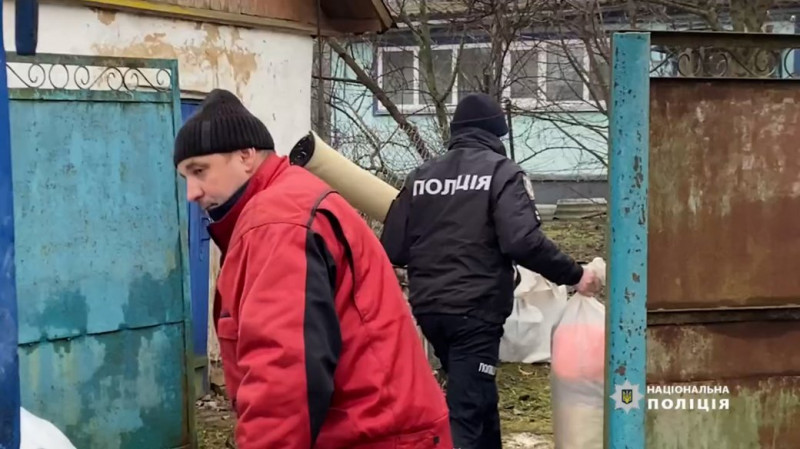 На Чернігівщині правоохоронці допомогли евакуюватися родині з прикордонного села, яке росіяни обстрілюють
