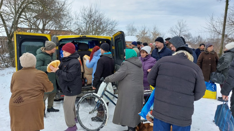 "Ми знаємо потреби людей, ми знаємо їхні переживання". Волонтери кожного тижня возять хліб на прикордоння Сумщини