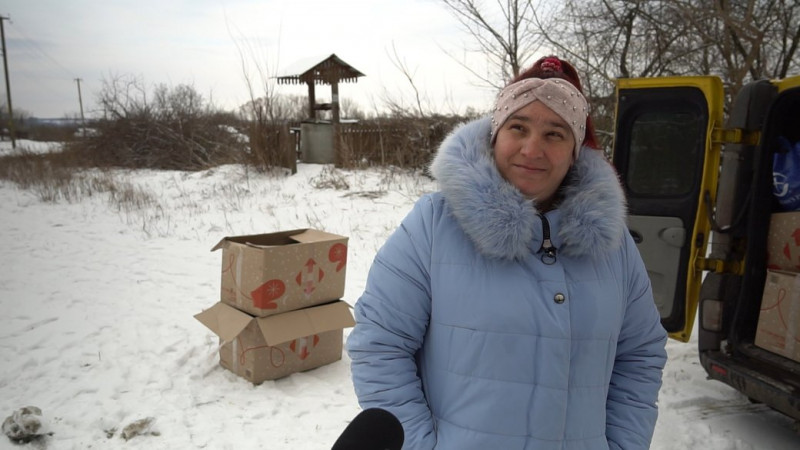 "Ми знаємо потреби людей, ми знаємо їхні переживання". Волонтери кожного тижня возять хліб на прикордоння Сумщини