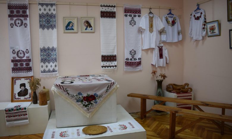 Бісер, живопис, вишивка: на Чернігівщині відкрили виставку трьох майстринь (Фото)