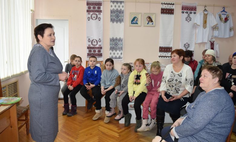 Бісер, живопис, вишивка: на Чернігівщині відкрили виставку трьох майстринь (Фото)