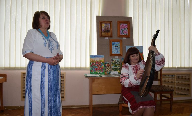 Бісер, живопис, вишивка: на Чернігівщині відкрили виставку трьох майстринь (Фото)