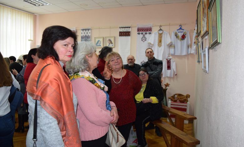 Бісер, живопис, вишивка: на Чернігівщині відкрили виставку трьох майстринь (Фото)