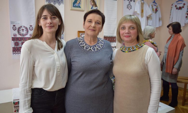Бісер, живопис, вишивка: на Чернігівщині відкрили виставку трьох майстринь (Фото)