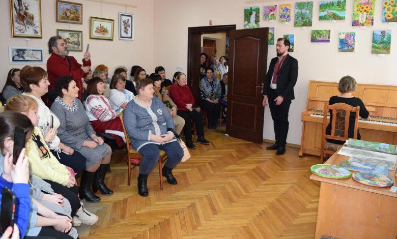 Бісер, живопис, вишивка: на Чернігівщині відкрили виставку трьох майстринь (Фото)