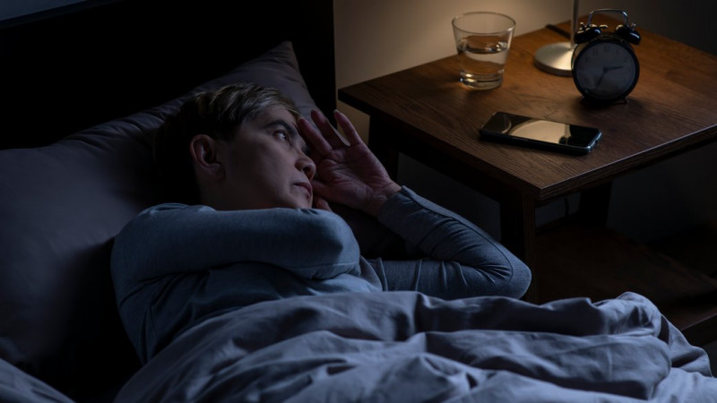 Зайва вага, нездорові харчові звички, небажання рухатись: до чого веде порушення сну та що з цим робити