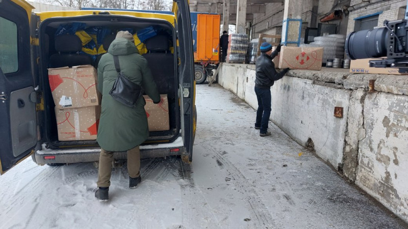 "Ми знаємо потреби людей, ми знаємо їхні переживання". Волонтери кожного тижня возять хліб на прикордоння Сумщини