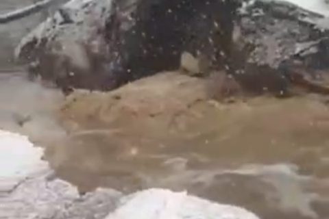 Частину дороги біля села Семаки зруйновано через аномальне підняття води (Відеофакт)