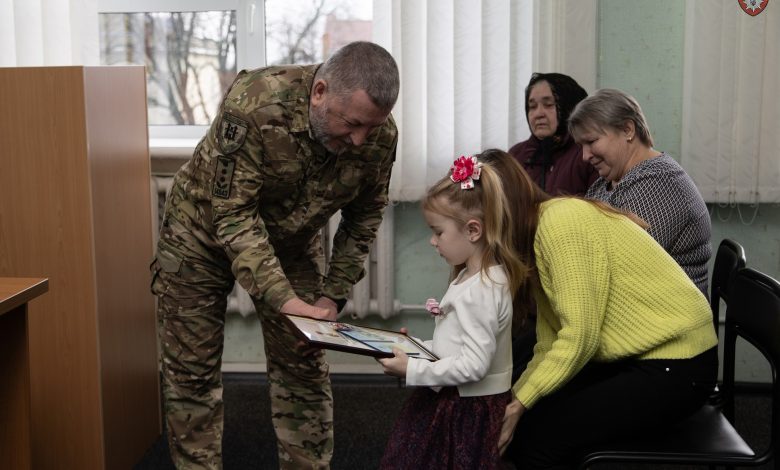Доньці загиблого Героя з Чернігівщини вручили нагороду батька