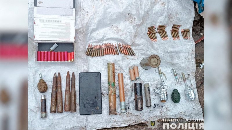 Заряди до РПГ, гранати та канабіс: у Чернігові затримали чоловіка, якого підозрюють у розповсюдженні зброї та наркотиків