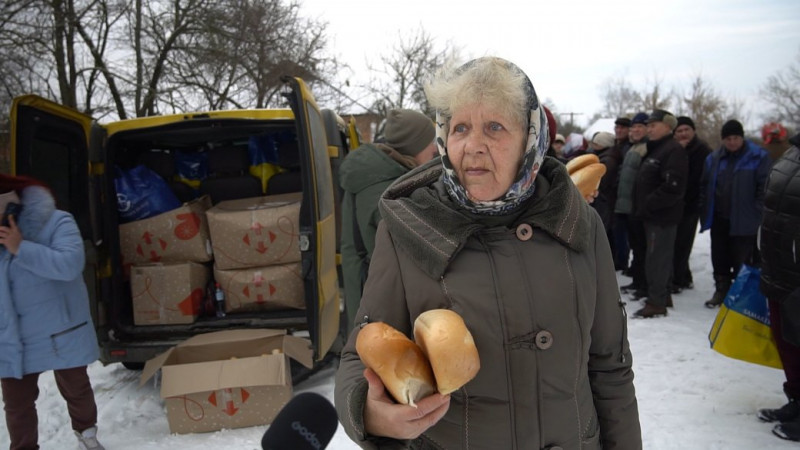 "Ми знаємо потреби людей, ми знаємо їхні переживання". Волонтери кожного тижня возять хліб на прикордоння Сумщини