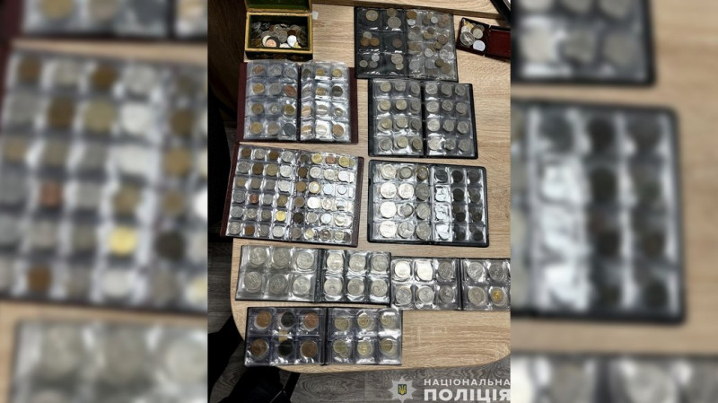 На Чернігівщині правоохоронці затримали двох чоловіків, яких підозрюють у викраденні колекційних монет