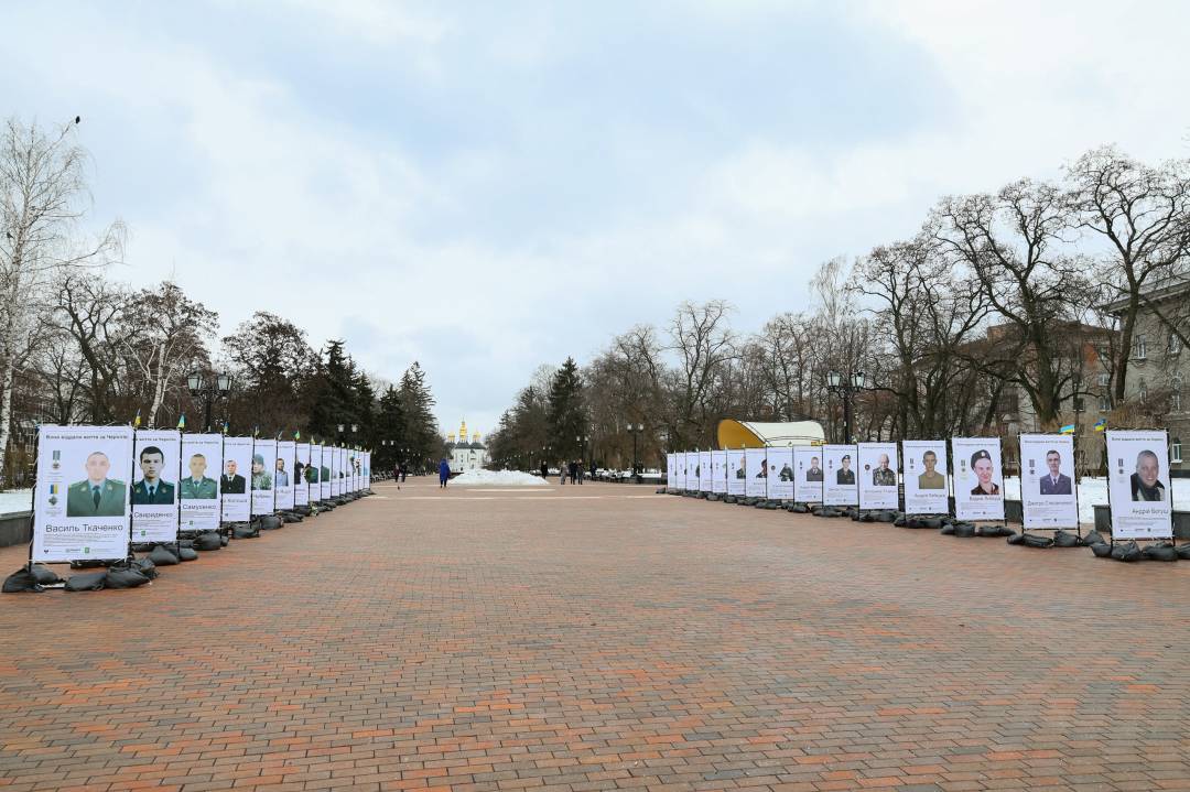 На Алеї Героїв оновили експозицію фотовиставки загиблих воїнів
