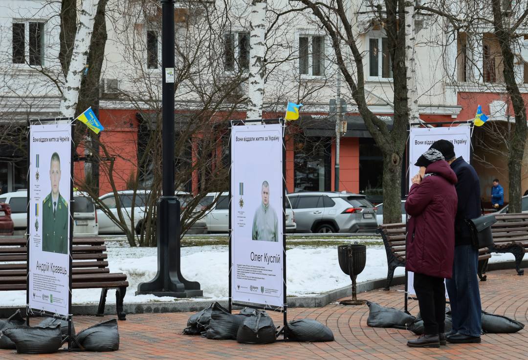 На Алеї Героїв оновили експозицію фотовиставки загиблих воїнів
