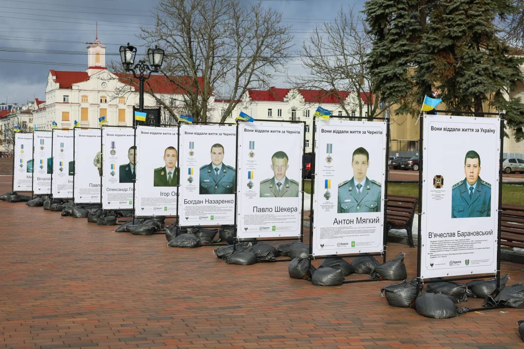 На Алеї Героїв оновили експозицію фотовиставки загиблих воїнів