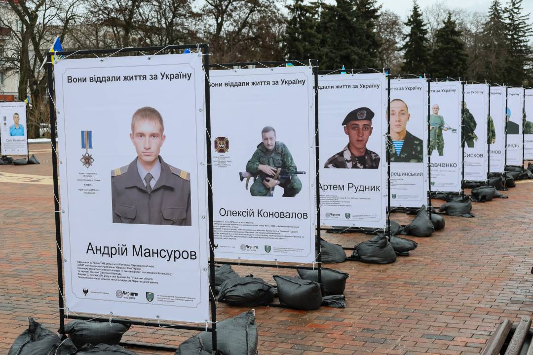 На Алеї Героїв оновили експозицію фотовиставки загиблих воїнів