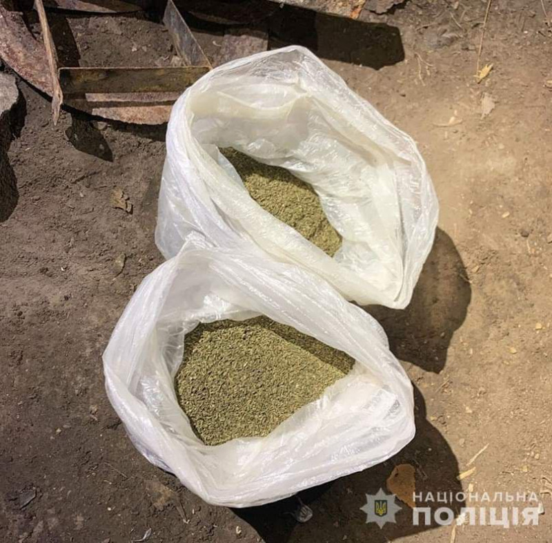 На Чернігівщині поліцейські затримали учасників наркоугруповання, які заробляли на збуті майже мільйон гривень на місяць (Фото)