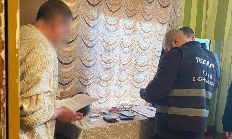 На Чернігівщині поліцейські затримали учасників наркоугруповання, які заробляли на збуті майже мільйон гривень на місяць (Фото)
