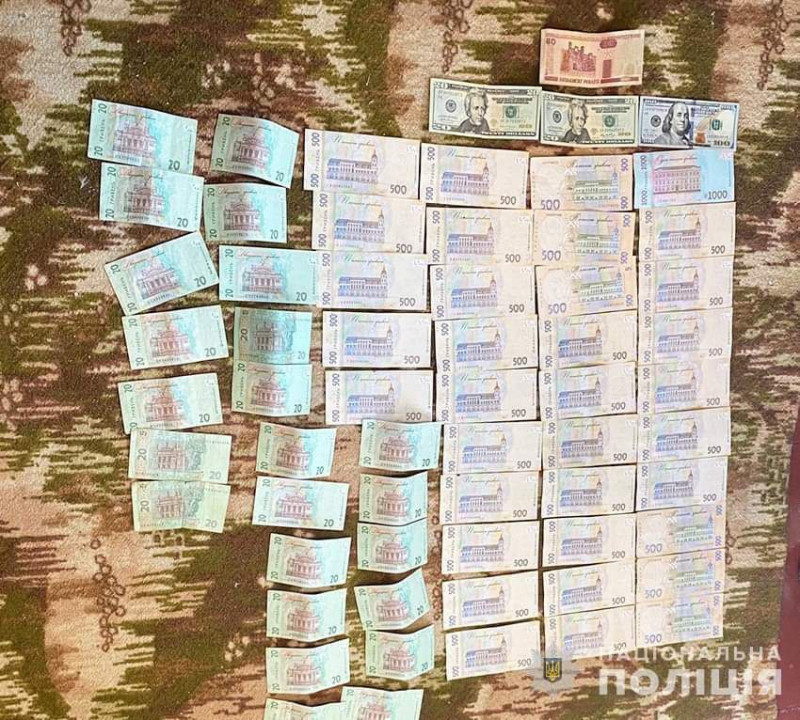 На Чернігівщині поліцейські затримали учасників наркоугруповання, які заробляли на збуті майже мільйон гривень на місяць (Фото)