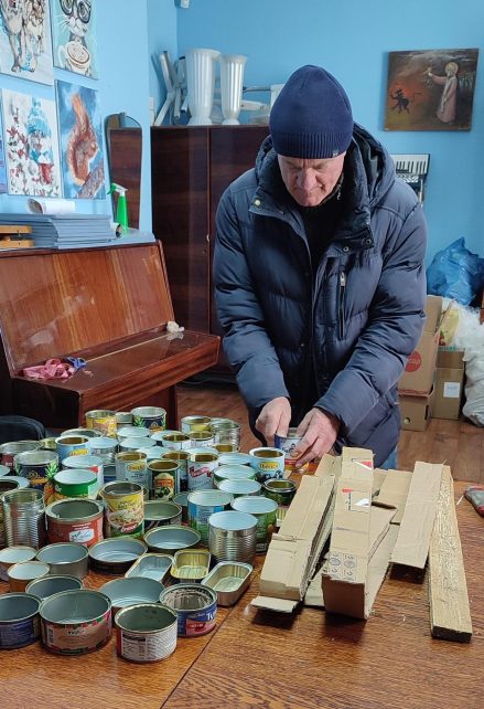 На Чернігівщині працівники будинку культури виготовляють окопні свічки