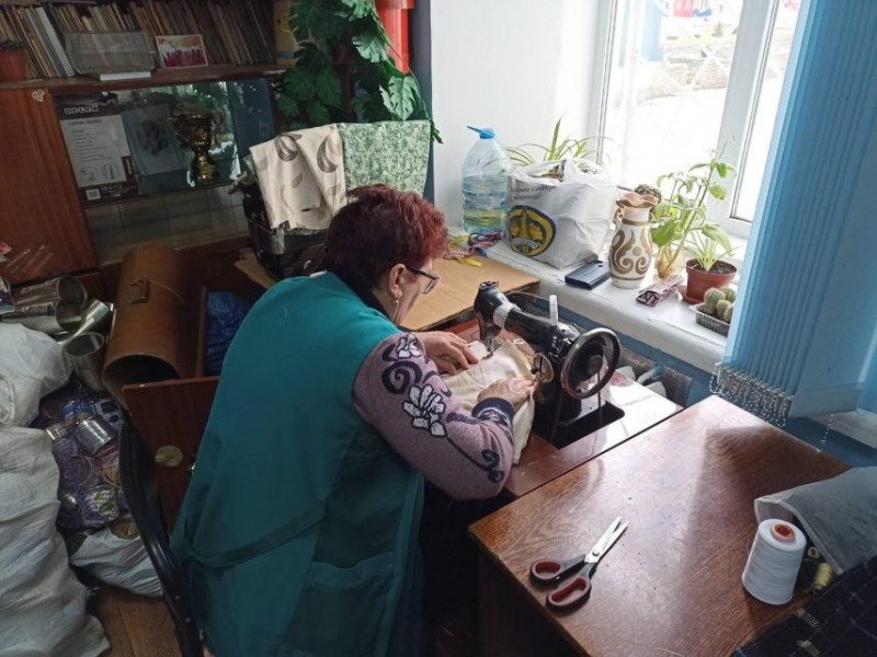 На Чернігівщині працівники будинку культури виготовляють окопні свічки