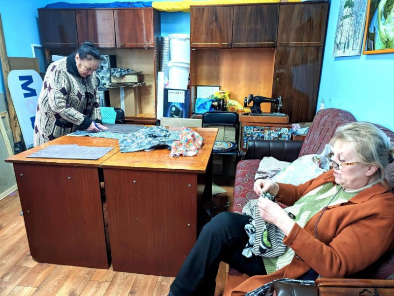 На Чернігівщині працівники будинку культури виготовляють окопні свічки