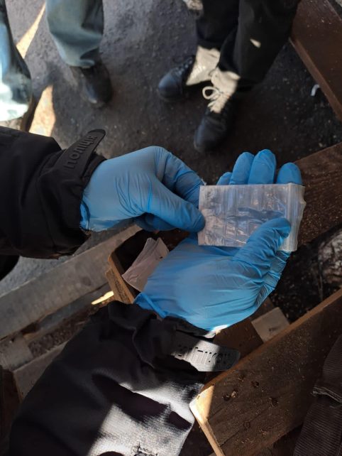 На в’їзді до Чернігова у трьох людей прикордонники виявили канабіс та амфетамін