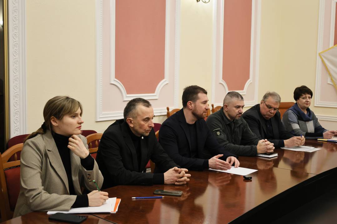 Олександр Ломако зустрівся з родинами загиблих захисників України