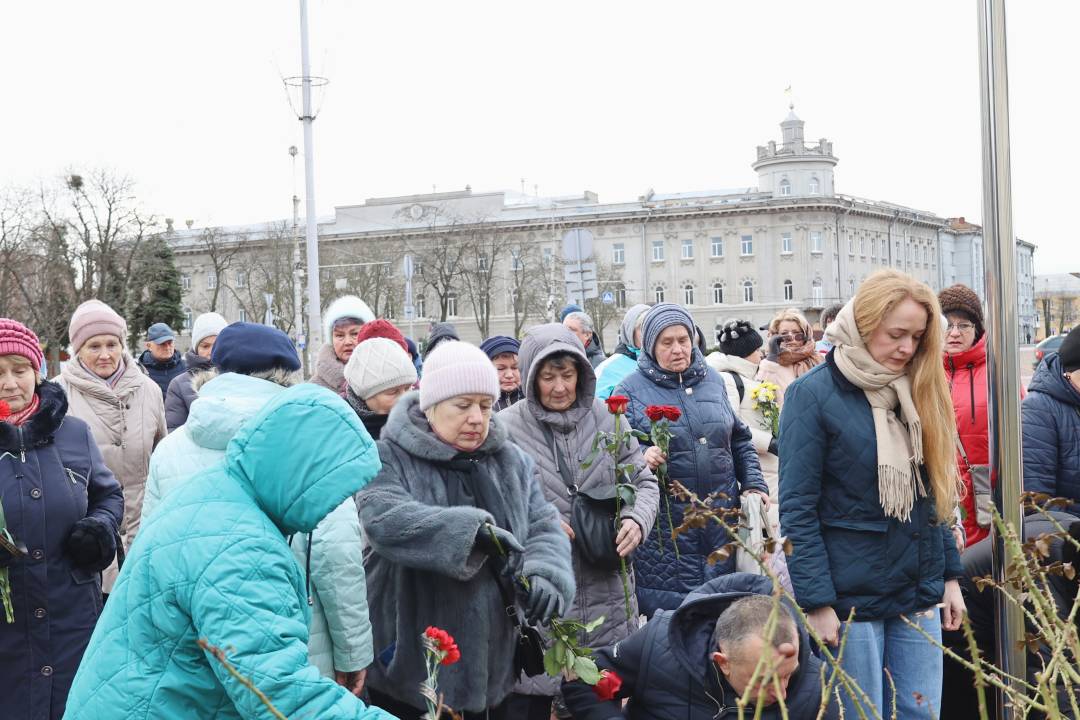 Пів року від ракетного удару рф по центральній частині міста: у Чернігові вшанували пам'ять загиблих