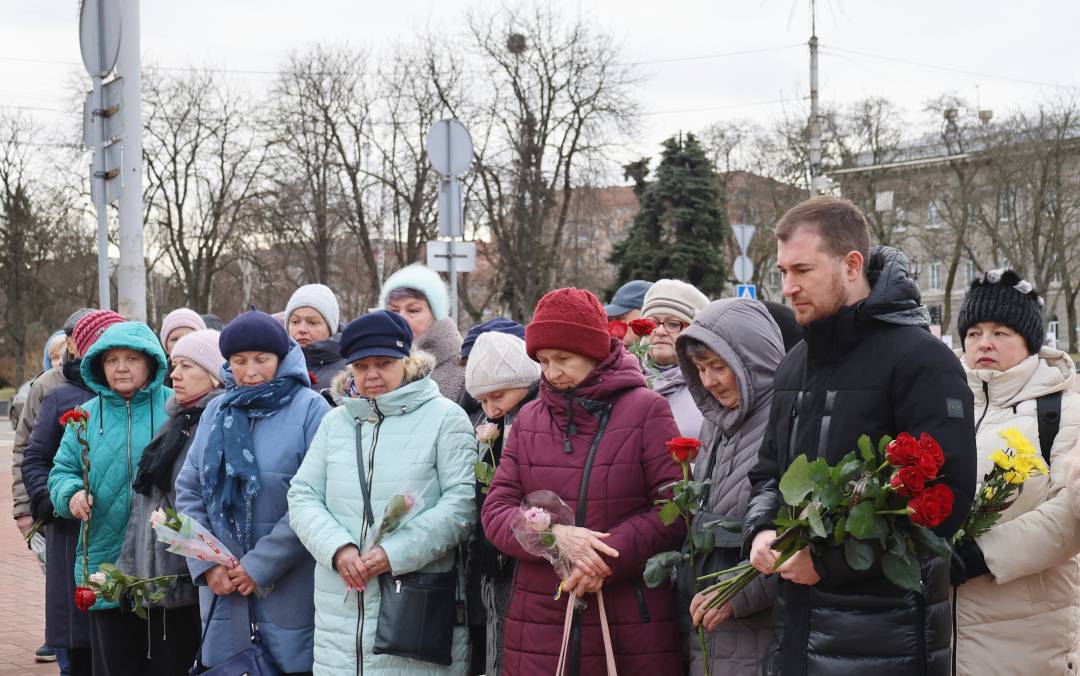 Пів року від ракетного удару рф по центральній частині міста: у Чернігові вшанували пам'ять загиблих