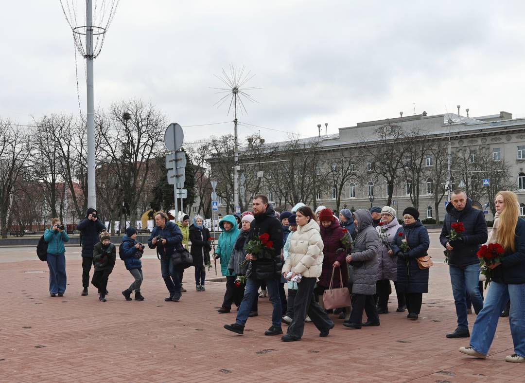 Пів року від ракетного удару рф по центральній частині міста: у Чернігові вшанували пам'ять загиблих