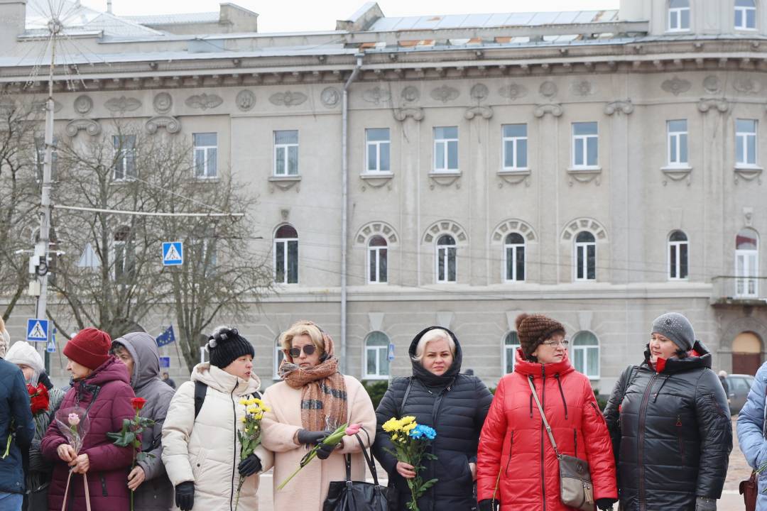 Пів року від ракетного удару рф по центральній частині міста: у Чернігові вшанували пам'ять загиблих