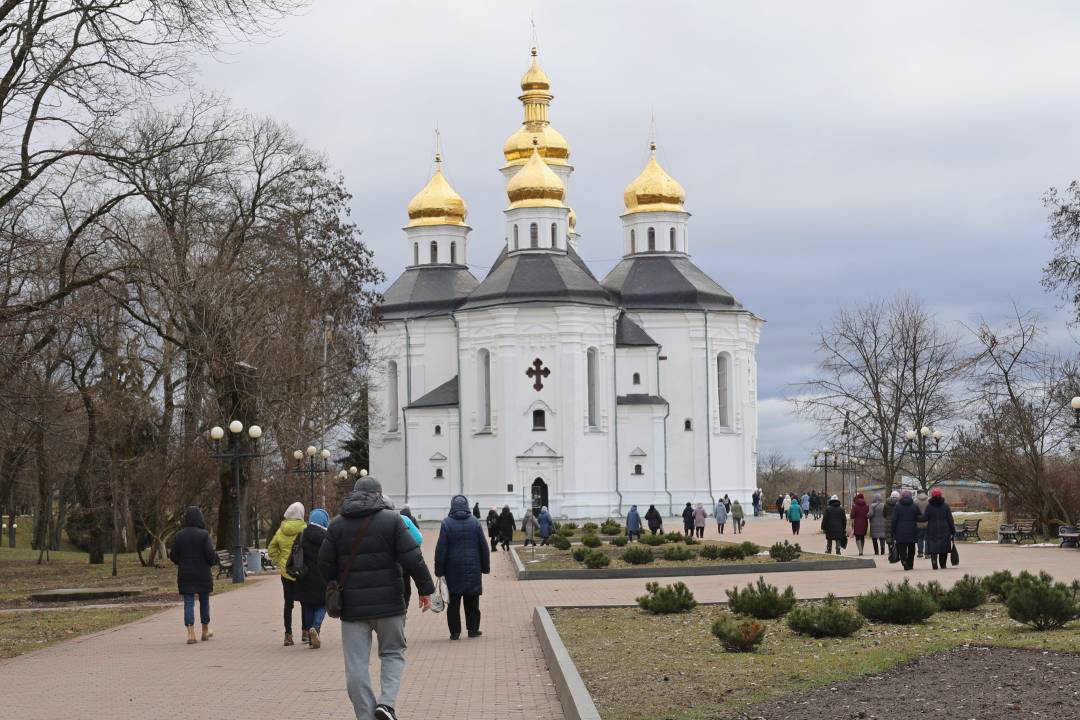 Пів року від ракетного удару рф по центральній частині міста: у Чернігові вшанували пам'ять загиблих