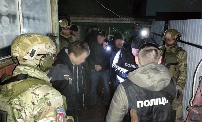 Поліцейські Чернігівщини затримали групу торгівців наркотиками та різними видами озброєння (Фото)