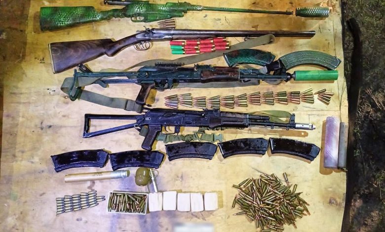 Поліцейські Чернігівщини затримали групу торгівців наркотиками та різними видами озброєння (Фото)