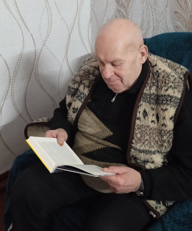 Романи, детективи й поезія: стареньким у Стольному подарували книжки