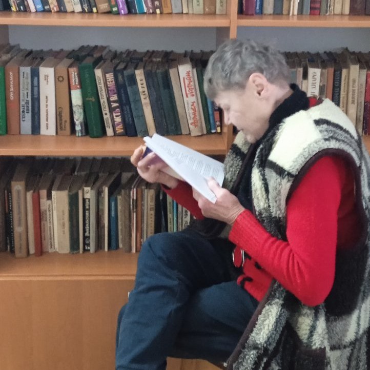 Романи, детективи й поезія: стареньким у Стольному подарували книжки