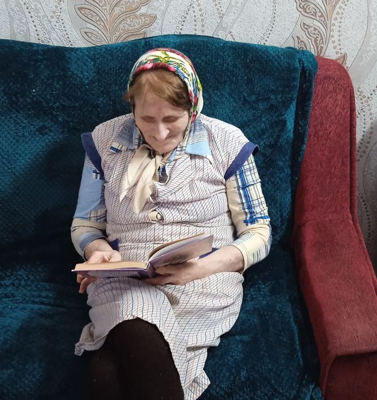 Романи, детективи й поезія: стареньким у Стольному подарували книжки