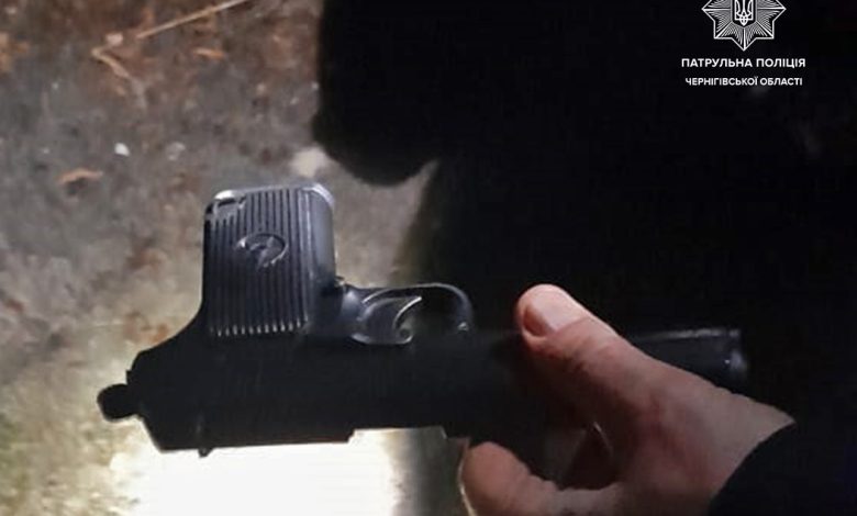 У Чернігові затримали чоловіка із зброєю
