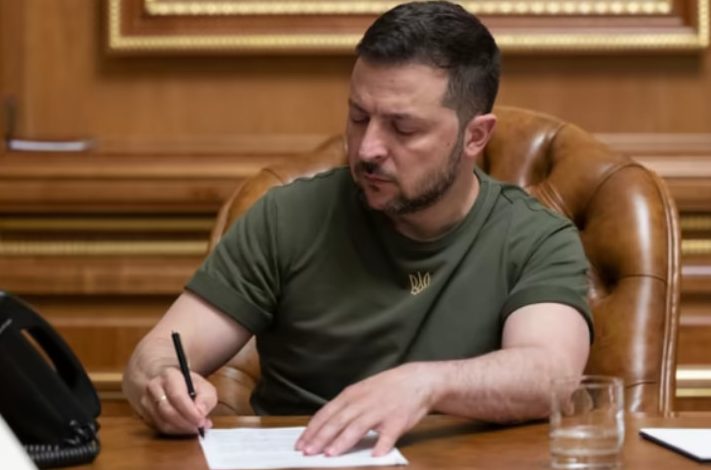 В Україні продовжили воєнний стан та мобілізацію: Зеленський підписав закони