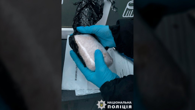 Щомісячний прибуток становив близько 250 тисяч грн: у Чернігові затримали чоловіка та жінку з партією психотропів