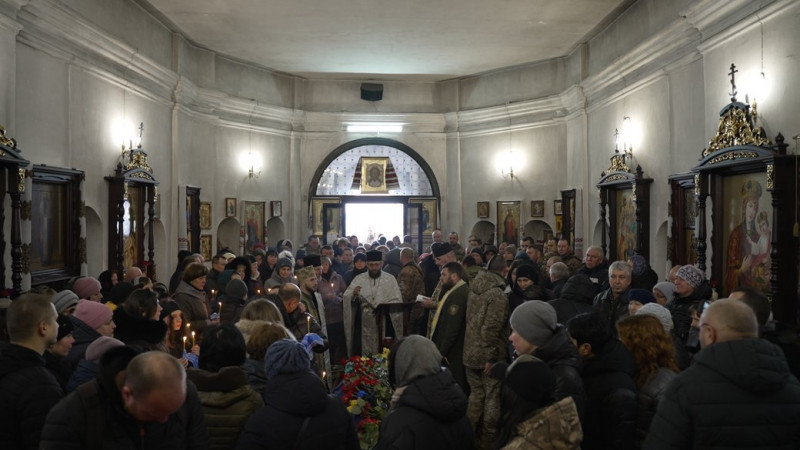 Був 8 років на сході, а під час широкої війни не пустив росіян у рідне село: у Чернігові поховали Андрія Савинського