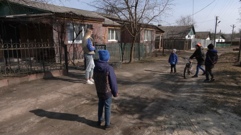 У 23 роки стала мамою для чотирьох чужих дітей: як на прикордонні Чернігівщини подружжя створило прийомну сім'ю